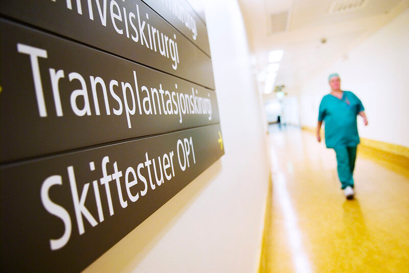 Illustrasjonsfoto som viser en lege i en sykehuskorridor.