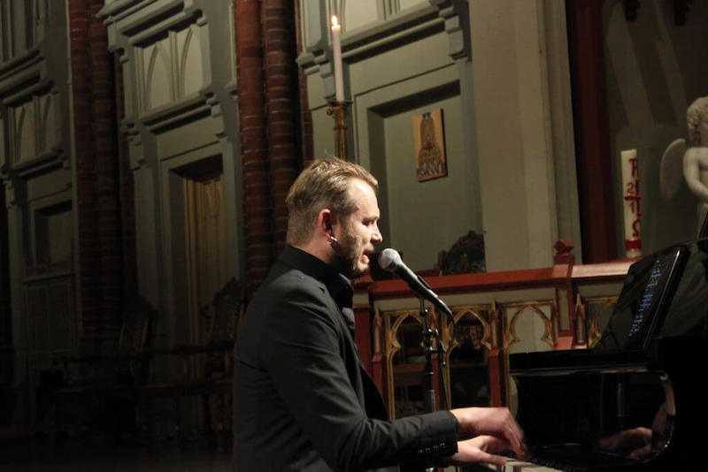 Bilde av Knut Anders Sørum som synger og spiller piano i Bragernes Kirke