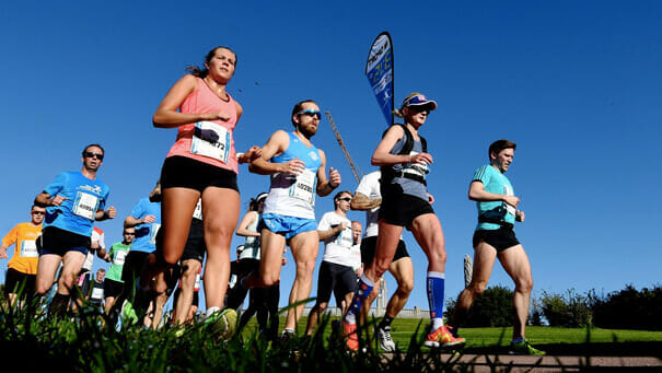 Bilde av en gjeng med mennesker som løper maraton.