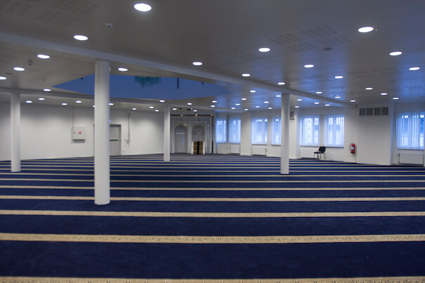 Bilde av bønnerommet i ICCs moské.