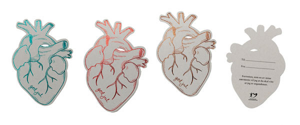 Foto av gavelapper formet som anatomiske hjerter i ulike farger.