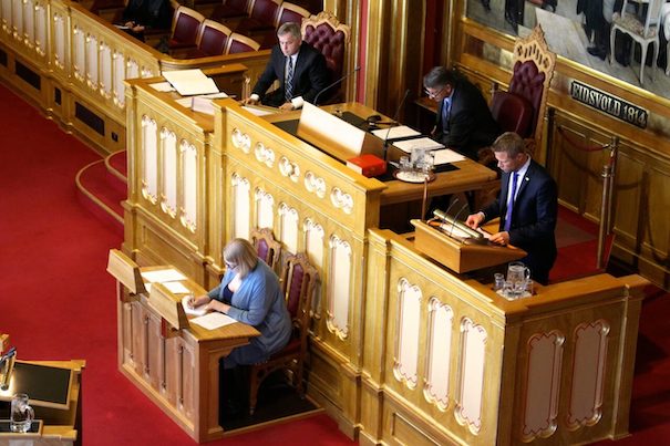 Bilde fra Stortinget hvor helseminister Bent Høie står på talerstolen.